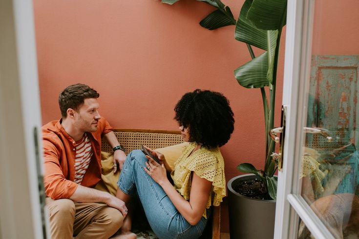 Couple enlacé dans son salon
