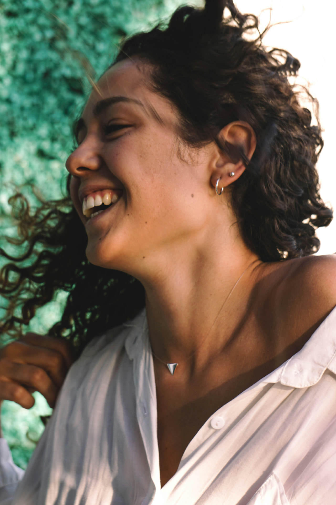 Femme souriante au soleil